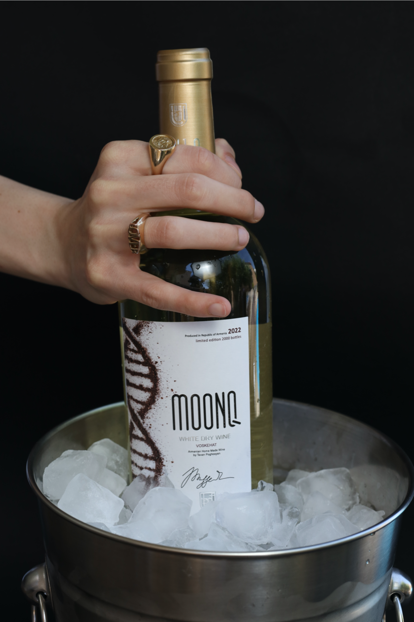 MOONQ White Dry Wine - Voskehat 2022