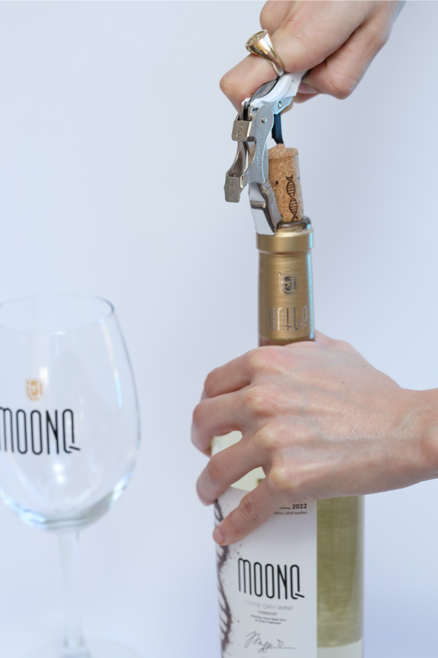 MOONQ White Dry Wine - Voskehat 2022