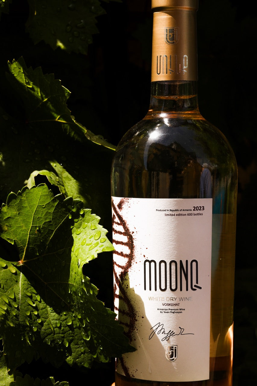 MOONQ White Dry Wine - Voskehat 2023